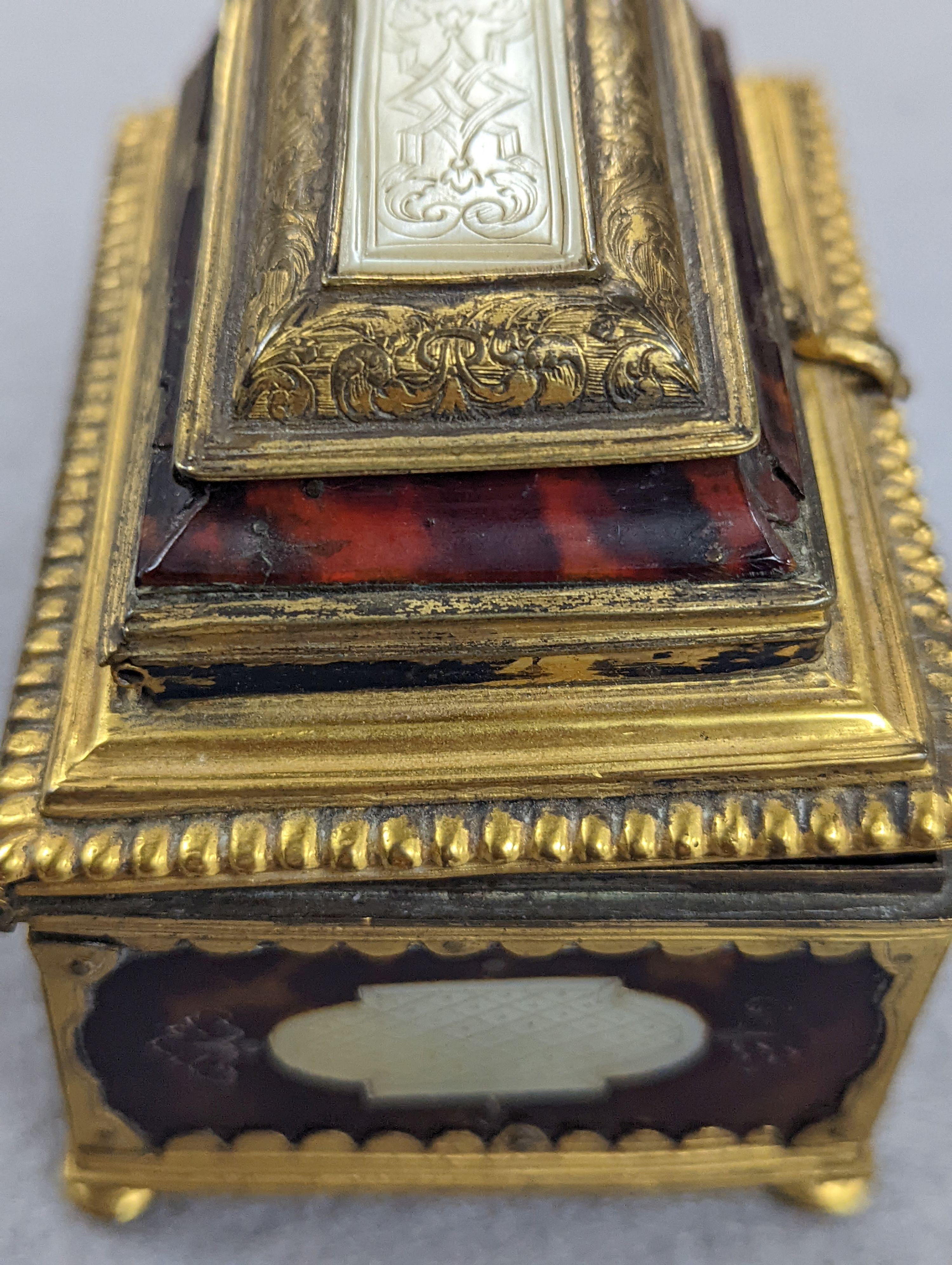 A 19th century gilt-brass and tortoiseshell casket 8cm